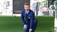 El exfutbolista inglés David Beckham posa junto a su estrella recién inaugurada en el Paseo de la Fama de Hollywood durante una ceremonia celebrada en Hollywood, California, el 12 de junio de 2026.