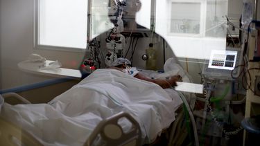En esta imagen, tomada el 15 de septiembre de 2020, la imagen de una enfermera de cuidados intensivos se refleja en una ventana mientras observa a un paciente con COVID-19, en el hospital El Cruce Dr. Néstor Carlos Kirchner, en las afueras de Buenos Aires, Argentina.&nbsp;