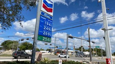 El precio de la gasolina fluctúa acorde al valor del petróleo, la oferta y la demanda del combustible.