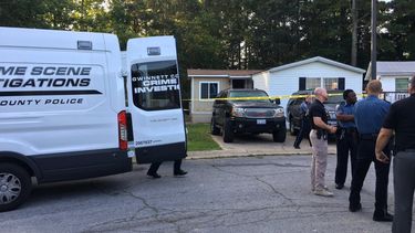 La policía del condado de Gwinnett permanecía en la escena de un crimen cometido por una mujer hispana que asesinó a puñaladas a cuatro de sus hijos y a su esposo en un suburbio al norte de Atlanta.