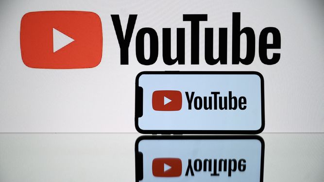 Esta foto de ilustración de archivo tomada el 5 de octubre de 2021 en Toulouse muestra el logotipo de las redes sociales de Youtube en una tableta y un teléfono inteligente.&nbsp;