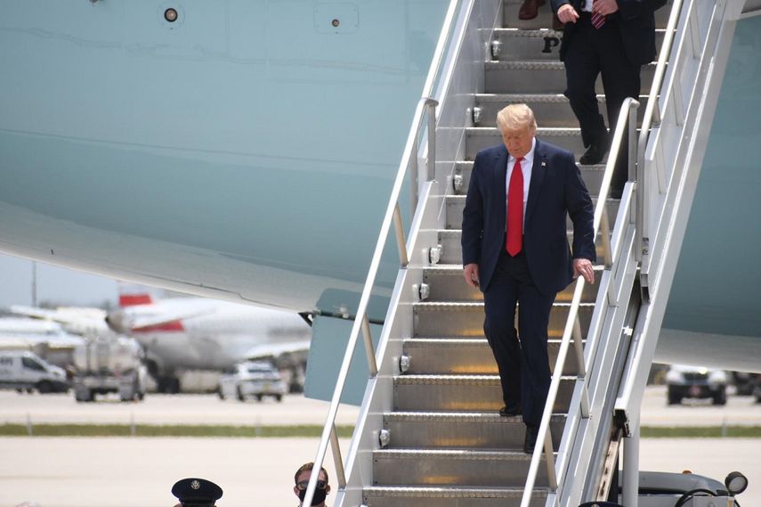 El presidente Donald Trump desciende por la escalera del avi&oacute;n presidencial en el Aeropuerto Internacional de Miami.&nbsp;