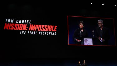El actor estadounidense Tom Cruise, protagonista de Misión Imposible entrega al director estadounidense Christopher McQuarrie el trofeo de Director del Año durante la presentación de Paramount Pictures en el Coliseo del Caesars Palace en CinemaCon 2025 en Las Vegas, Nevada, el 3 de abril de 2025.