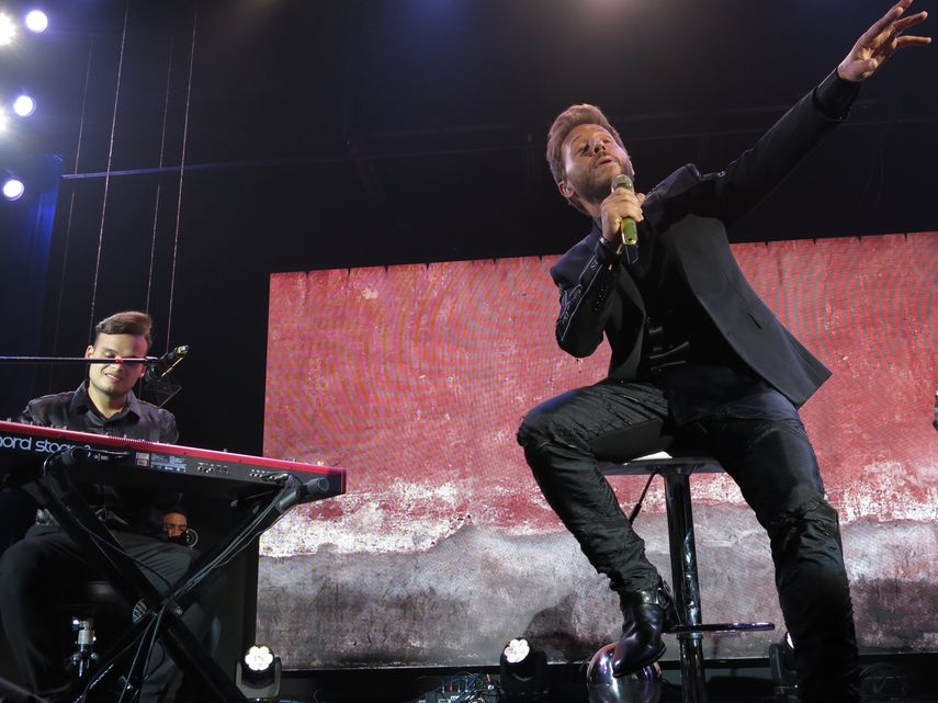 El cantante argentino Noel Schajris actúa en una sesión acústica en la Ciudad de México.