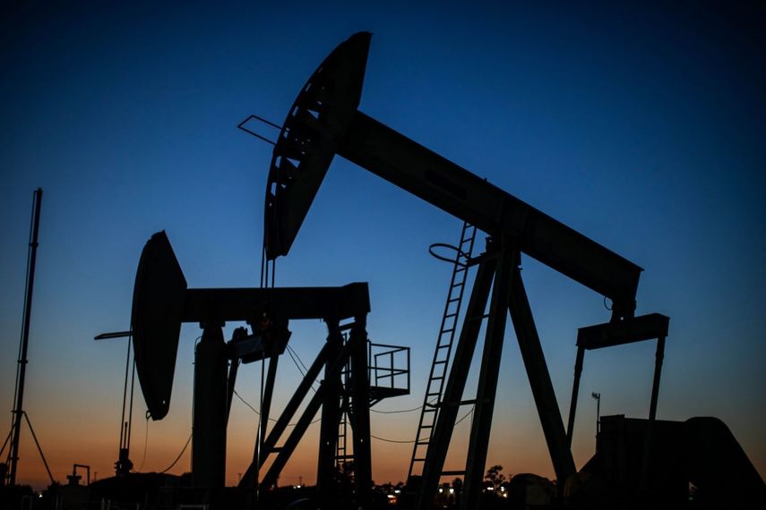 Pozos en un campo de extracción de petróleo.
