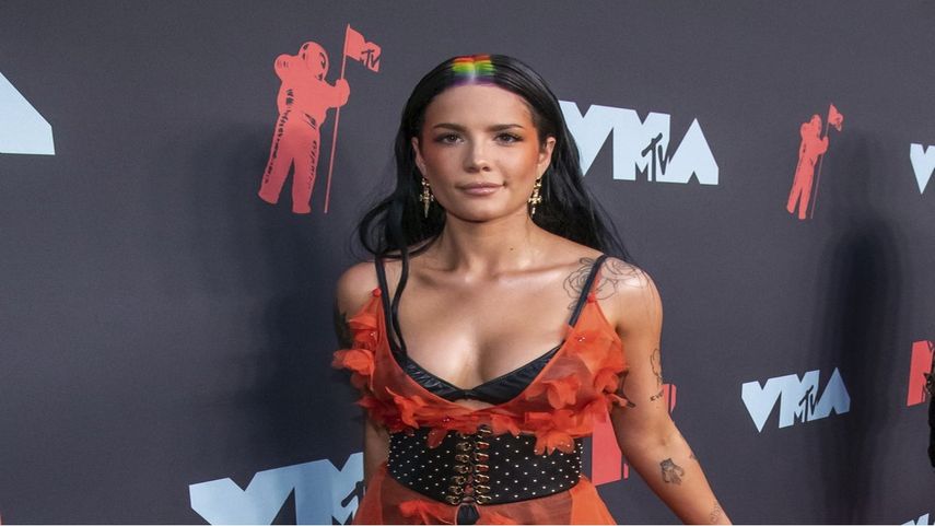Halsey llega a la ceremonia de los Premios MTV a los Videos Musicales en Newark, Nueva Jersey, el 26 de agosto de 2019. La cantante pop anunció en Instagram que espera su primer hijo.&nbsp;&nbsp;