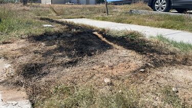 En esta imagen del 24 de septiembre de 2021 cortesía de Jason Allen y KTVT, se ve el sitio en el que se incendió un basurero con cuerpos desmembrados en su interior, en Fort Worth, Texas.