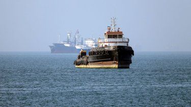 El remolcador Basim, con bandera iraní, navega cerca de un barco anclado en el Estrecho de Ormuz frente a Bandar Abbas en el sur de Irán.