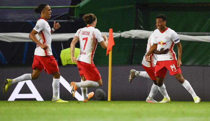 Tyler Adams (derecha) celebra tras anotar el gol que le dio a Leipzig la victoria 2-1 ante el Atl&eacute;tico de Madrid en los cuartos de final de la Liga de Campeones, en Lisboa, el jueves 13 de agosto de 2020.&nbsp;