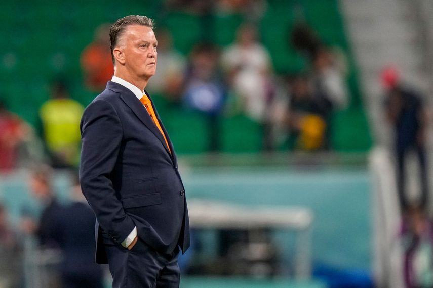 El seleecionador de Holanda Louis van Gaal observa el campo antes del encuentro de la selección ante Senegal en la Copa Mundial en Doha, Catar el lunes 21 de noviembre del 2022.