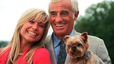 En esta fotografía de archivo tomada el 27 de junio de 1997, el actor Jean-Paul Belmondo, una de las estrellas de la pantalla más grandes de Francia y un símbolo del cine New Wave de la década de 1960, y su compañera Natty, posan en Albi, en el sur de Francia.&nbsp;