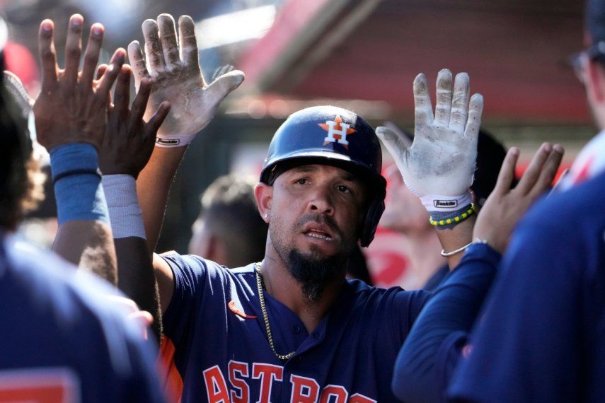 En foto del 2 de marzo del 2023, José Abreu de los Astros de Houston es felicitado por sus compañeros tras su jonrón solitario en el encuentro de exhibición ante los Cardenales de San Luis.