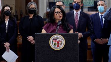 La presidenta del Concejo Municipal de Los Ángeles, Nury Martinez, y el alcalde, Eric Garcetti, durante una conferencia de prensa en Los Ángeles.&nbsp; &nbsp;