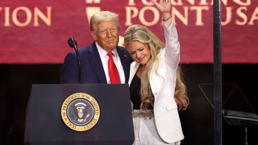 El presidente Donald J. Trump junto a la viuda de Charlie Kirk en la ceremonia de homenaje al líder conservador asesinado.&nbsp;