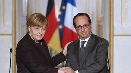El presidente francés, François Hollande (d), saluda a la canciller alemana, Angela Merkel, en el Palacio del Elíseo de París, Francia, el 25 de noviembre (EFE)