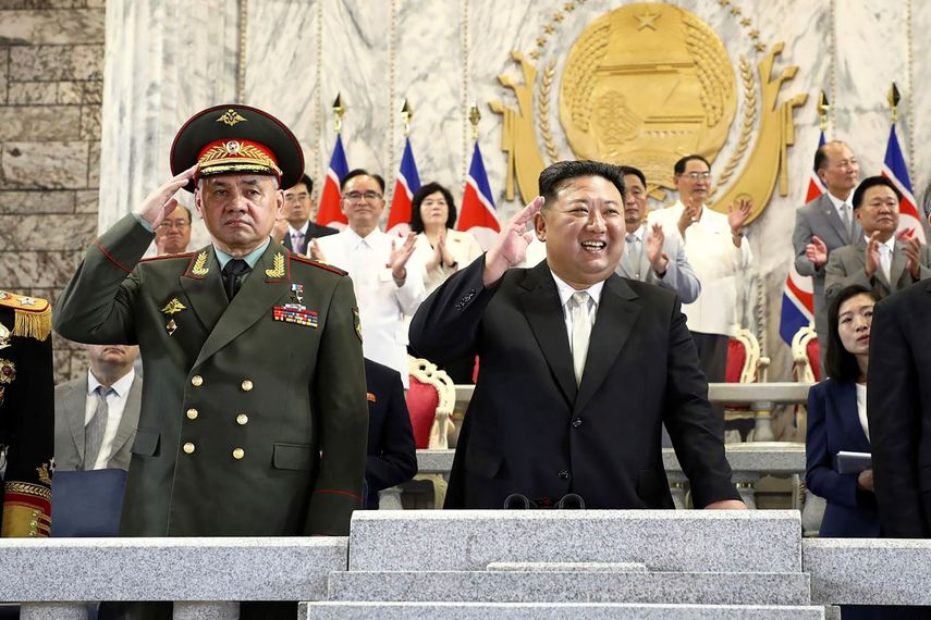 El gobernante norcoreano Kim Jong Un, al centro, y el ministro de Defensa ruso, Sergei Shoigu, en la plaza Kim Il Sung en Pyongyang, Corea del Norte, el 27 de julio de 2023.