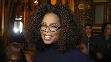 Oprah Winfrey llega a la presentación de la colección de confección otoño-invierno 2019-2020 de Stella McCartney en París el 4 de marzo de 2019.&nbsp;
