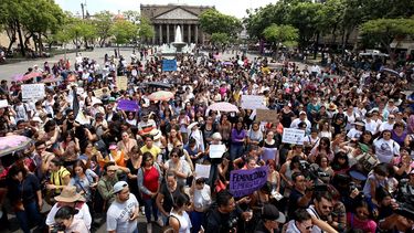 Miles de mexicanas en distintas ciudades marcharon hoy contra los feminicidios tras la conmoción que ha causado el asesinato de la joven Mara Fernanda Castilla, presuntamente violada y estrangulada por el conductor de un Cabify poco después de abordar el vehículo. &nbsp;