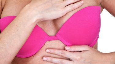 El autoexamen de mama previene deforma temprana cualquier anomalía. 