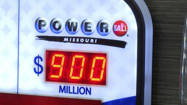 Un cartel muestra el bote acumulado de la lotería Powerball, que seguía subiendo en St. Joseph, Missouri, el lunes 17 de julio de 2023 tras un nuevo sorteo sin acertante.
