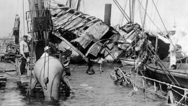 Foto del Maine hundido en la bahía de La Habana.