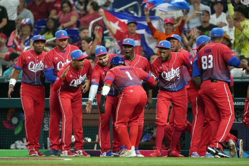 Jugadores de la selección de Cuba celebran luego de anotar en el primer inning de un juego contra Estados Unidos en el Clásico Mundial de Béisbol, el 19 de marzo de 2023.