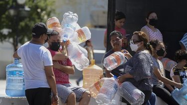 Vecinos esperan para llenar garrafas de plástico con agua en un punto de suministro público en Monterrey, México, el 20 de junio de 2022. Las autoridades locales comenzaron a restringir el suministro de agua en marzo debido a la combinación de una intensa sequía, una mala planificación y un uso excesivo que ha secado las tres presas que abastecen a la ciudad, y miles de viviendas no reciben agua desde hace semanas.&nbsp;