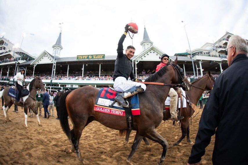El jinete puertorriqueño José Ortiz, montado sobre Golden Tempo, celebra luego de ganar la edición 152 del Kentucky Derby, el 2 de mayo de 2026.