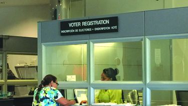 Una residente se registra para ejercer su derecho democrático al voto en el Condado&nbsp;