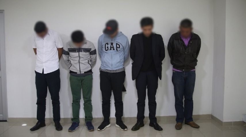 En una operación simultánea realizada en varios sectores de Bogotá fueron capturados seis hombres señalados de integrar la red narcotraficante, cinco de ellos pertenecieron a una aerolínea comercial, dijo a periodistas la vicefiscal de Colombia, María Paulina Riveros.