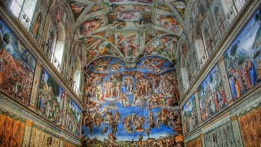 En el audiovisual se recordará el nacimiento de esta impresionante e icónica obra, ordenada construir por el papa Sixto IV, a finales del siglo XV y enriquecida por los frescos con que la decoró Miguel Ángel por encargo de Julio II.