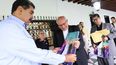 Durante encuentro con Nicolás Maduro, el arzobispo de Caracas, monseñor Raúl Biord, y el rector de la UCAB, padre Arturo Peraza, le entregaron al  el afiche de la canonización del Dr José Gregorio Hernández y la madre Carmen Rendiles.