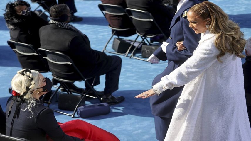Las cantantes Jennifer López y Lady Gaga se saludan después de actuar en la toma de posesión del nuevo presidente Joe Biden, en el Capitolio de los Estados Unidos en Washington DC.