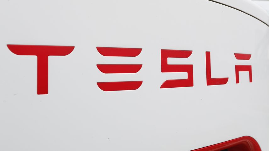 La imagen muestra una estaci&oacute;n de carga para autom&oacute;viles en Port Huron, Michigan. (AP Foto/Paul Sancya, Archivo) &nbsp;