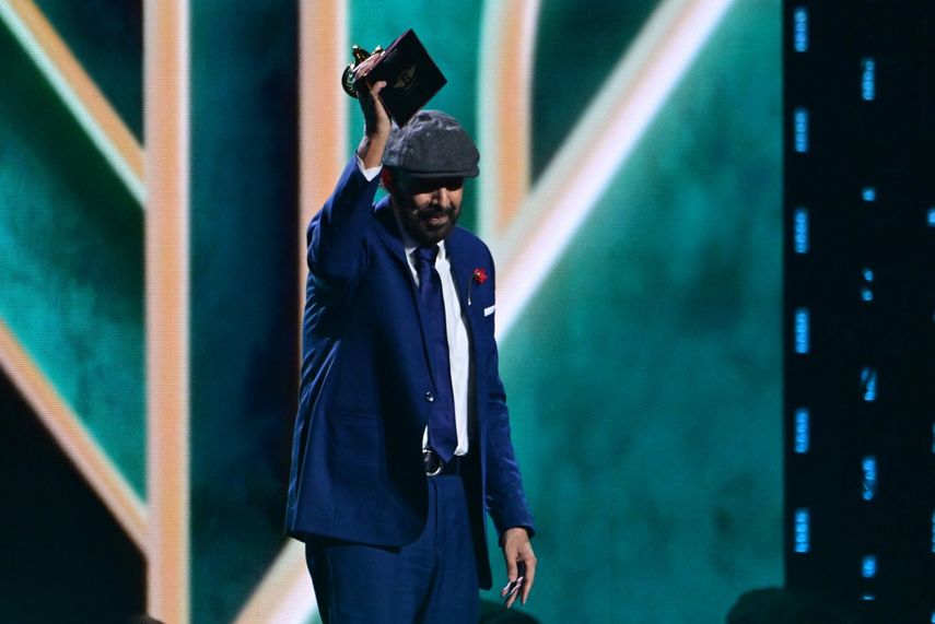 El cantante y compositor dominicano Juan Luis Guerra acepta el premio al Álbum del Año por Radio Güira en el escenario durante la 25a Entrega Anual de los Premios Latin Grammy en el Kaseya Center en Miami, Florida, el 14 de noviembre de 2024.