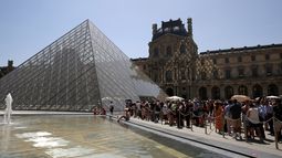 Los visitantes hacen cola en la entrada de la pirámide del museo del Louvre en París el 17 de junio de 2022. Los visitantes hacen cola en la entrada de la pirámide del museo del Louvre en París el 17 de junio de 2022.