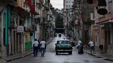 Personas caminan por una calle en La Habana el 21 de octubre de 2024.