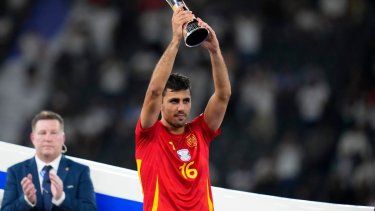 El español Rodri alza el trofeo del Mejor Jugador del torneo después de la final entre España e Inglaterra en la Euro 2024, en Berlín, Alemania, el domingo 14 de julio de 2024.