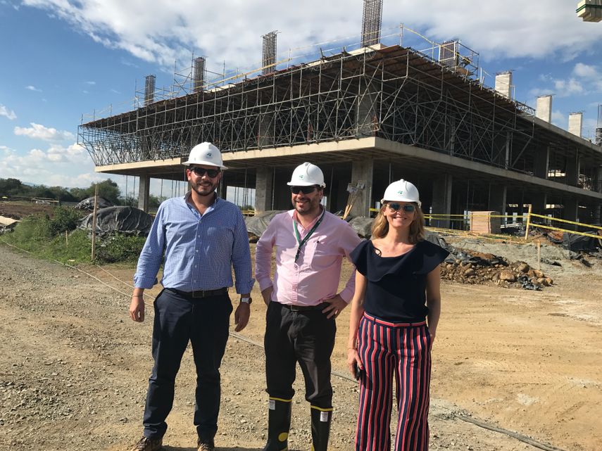 Esteban Madriñan Victoria, Jaime Miller y Mercedes Steneri junto a la construcción de Zonamerica Colombia.