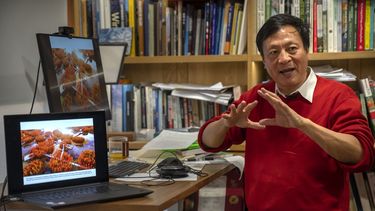 El arquitecto Yu Kongjian habla durante una entrevista en la oficina de su empresa en Beijing, el viernes 21 de octubre de 2022. Kongjian trabaja para cambiar una infraestructura basada en el concreto, que según dice funciona en contra de la naturaleza, atrapando el agua en las ciudades durante las inundaciones y sacándola en la sequías.&nbsp;