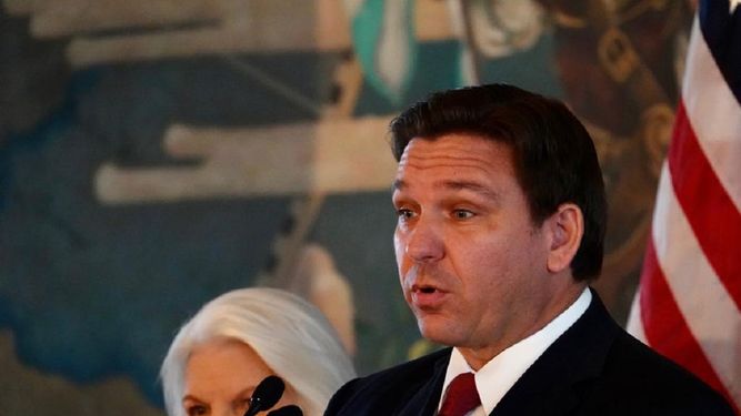 El gobernador de Florida, Ron DeSantis, junto a Sylvia Iriondo, presidenta de la organización M.A.R por Cuba. (Archivo)