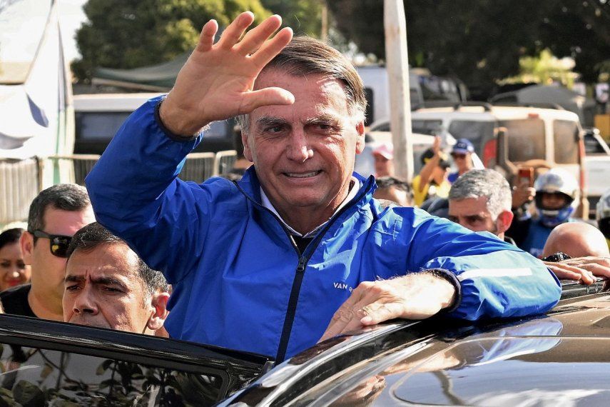 El expresidente de Brasil Jair Bolsonaro, en pleno juicio, saluda a sus seguidores durante una reunión con motociclistas durante la Capital Moto Week en Brasilia el 29 de julio de 2025.
