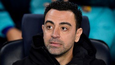 El entrenador del Barcelona, Xavi Hernández, observa desde el banquillo durante un encuentro de su equipo contra el Manchester United.