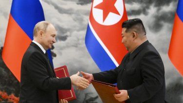 El presidente de Rusia, Vladímir Putin, y el líder norcoreano, Kim Jong Un, intercambian documentos durante una ceremonia de firma de un tratado en Pyongyang, Corea del Norte, el miércoles 19 de junio de 2024.&nbsp; 