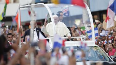 El papa Francisco saluda desde el papamóvil mientras recorre las calles hacia la Basílica Don Bosco este miércoles, en Ciudad de&nbsp;Panamá&nbsp;(Panamá).