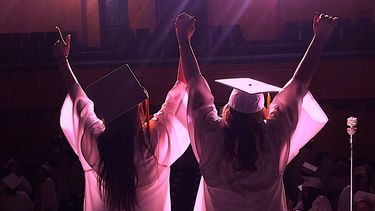 Estudiantes celebran graduación.