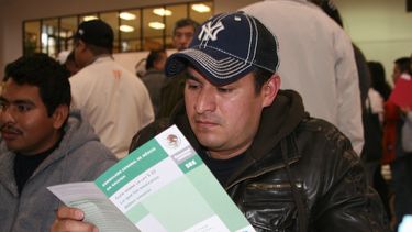 Después de los inmigrantes de la India, los inmigrantes mexicanos son el segundo grupo mayor que trabaja en ocupaciones de profesiones de servicio.