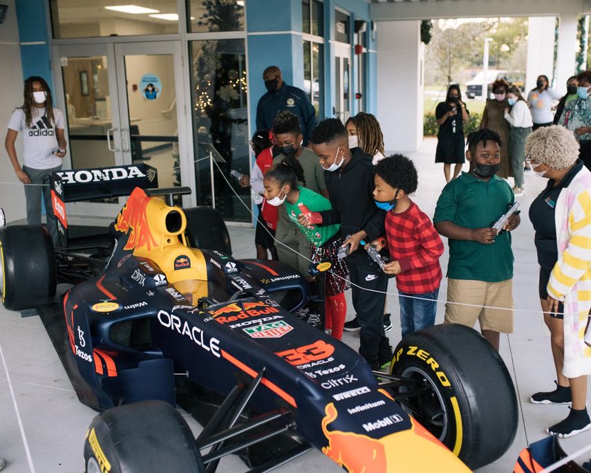 Los pequeños estudiantes se admiran ante un bólido de Fórmula 1, en el Bunche Park Alternative Sports & Fitness Center en Miami Gardens, el jueves 16 de diciembre del 2021. &nbsp;