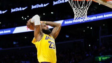 El astro LeBron James, de los Lakers de Los Ángeles, salta para encestar un balón en un partido, el 30 de abril de 2025.