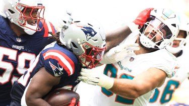 Alex Austin #28 de los New England Patriots empuja a Zach Sieler #92 de los Miami Dolphins en el Hard Rock Stadium el 24 de noviembre de 2024 en Miami Gardens, Florida.&nbsp;